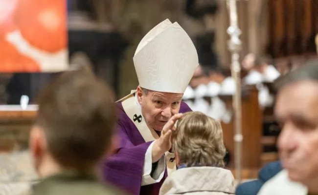 Kardinal Schönborn bei einer Aschenkreuzspendung im Stephansdom.