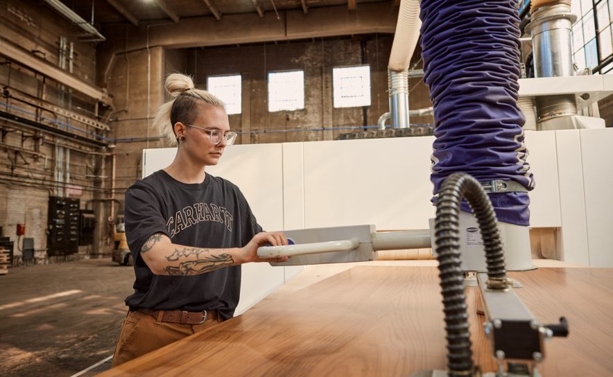 Carhartt Frauen im Handwerk Kollektion Frühling 2024.