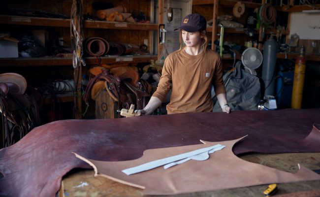 Frauen stehen in Handwerksberufen ihren Mann mit der Carhartt Handwerk Kollektion.