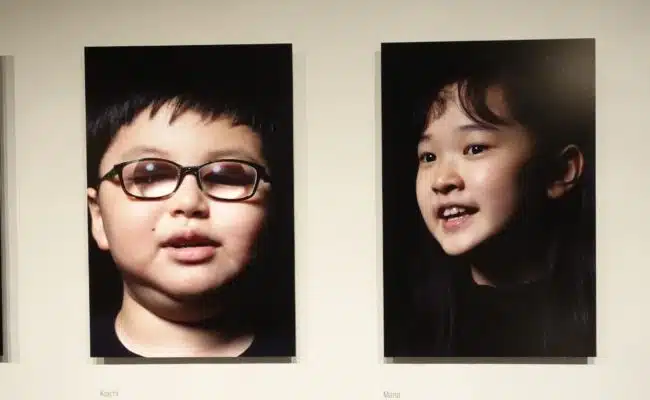 Portraits von Kindern des White Hands Chorus Nippon.