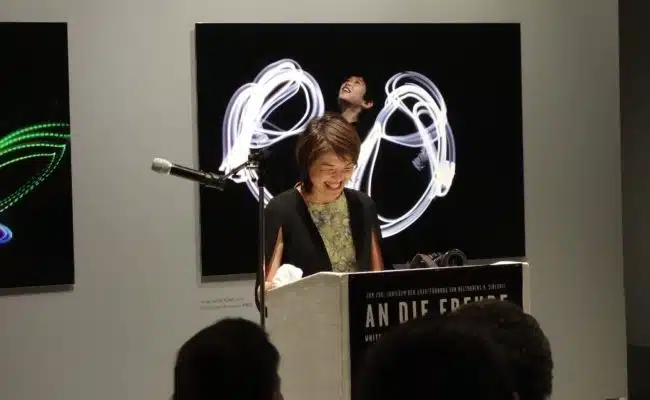 Mariko Tagashira erklärte dem Publikum die Geschichte des Fotoprojekts.