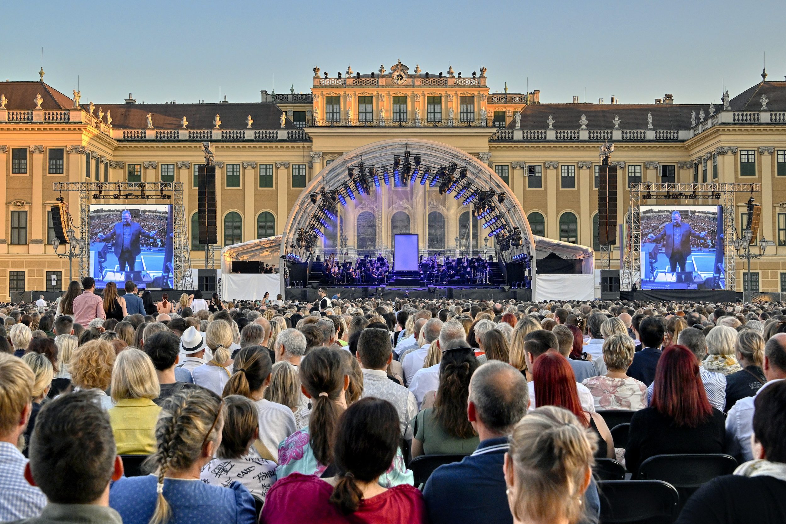 Elisabeth Bühne vor dem Schloss Schönbrunn.| © Peter Kainrath / Allegria Musical Elisabeth Aufführung im Ehrenhof des Schloss Schönbrunn.