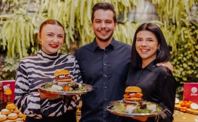 Daniel Chuchlik mit Leila und Jenny von Le Burger präsentieren den Krapfen-Burger 2024.
