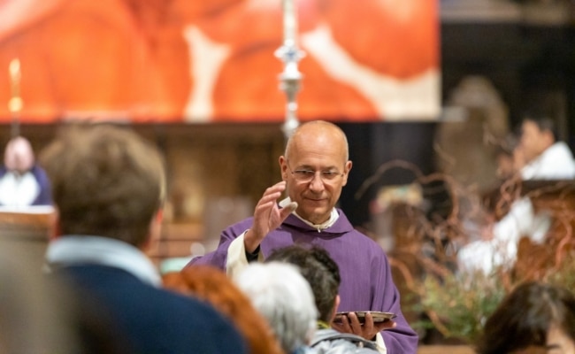 Toni Faber bei einer "Ash to go" Aschenkreuzspendung im Stephansdom.