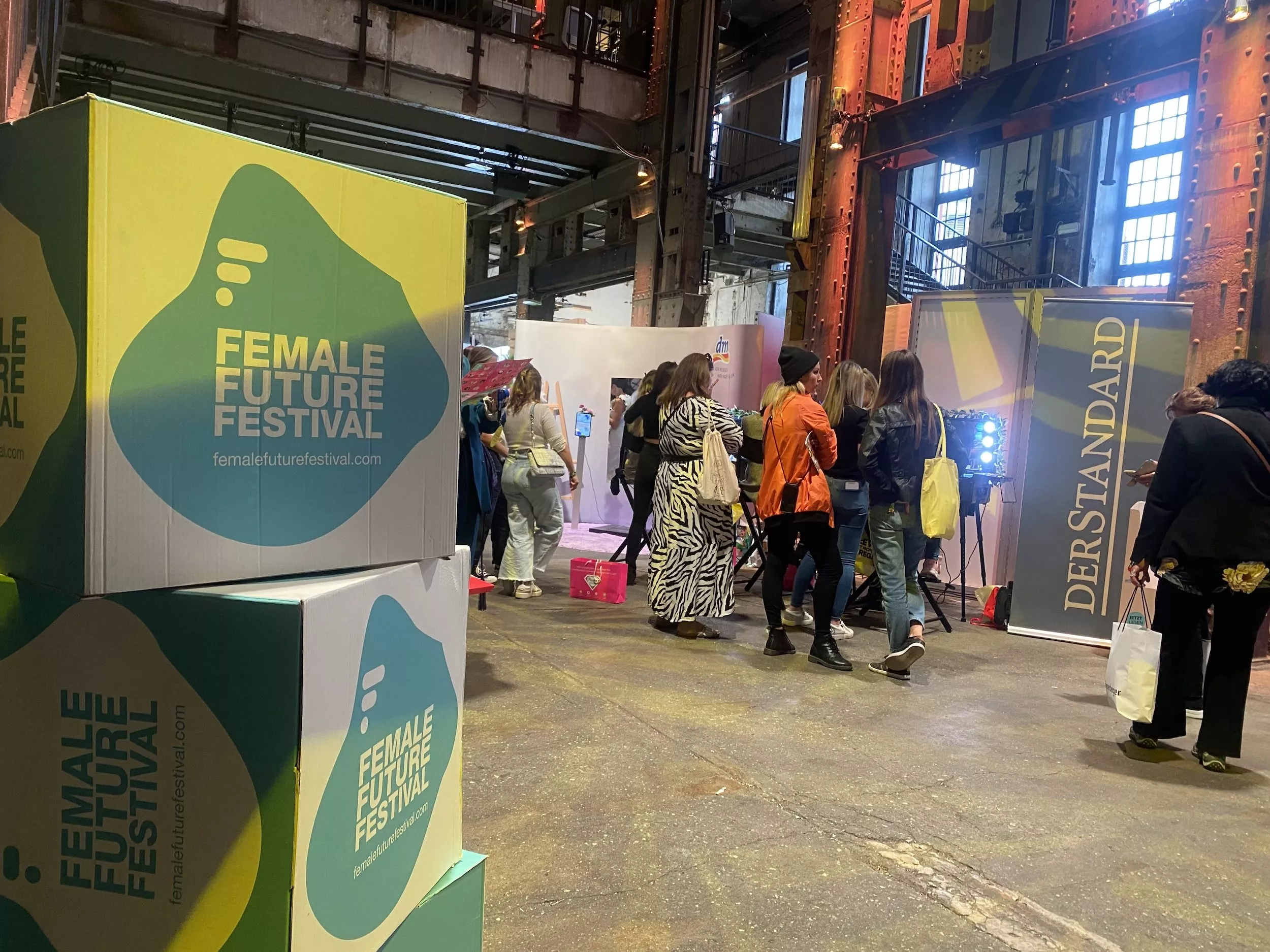 Sponsoren begleiten das Female Future Festival in der Ottakringer Eventlocation.