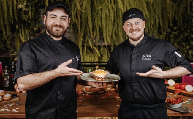 Mehmet Sahiner und Christian Rotheneder lüften das Geheimnis um den Krapfen-Burger.