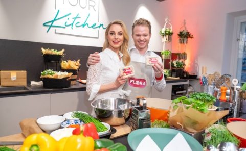 Silvia Schneider und Julian Kutos präsentieren Butterersatz der Marke Flora in neuer Verpackung aus Papier.