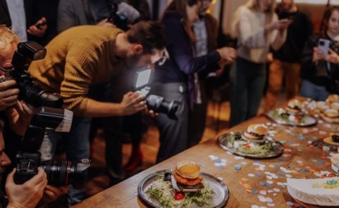 Influencer beim Krapfen-Burger Launch Event in der Mariahilferstraße.