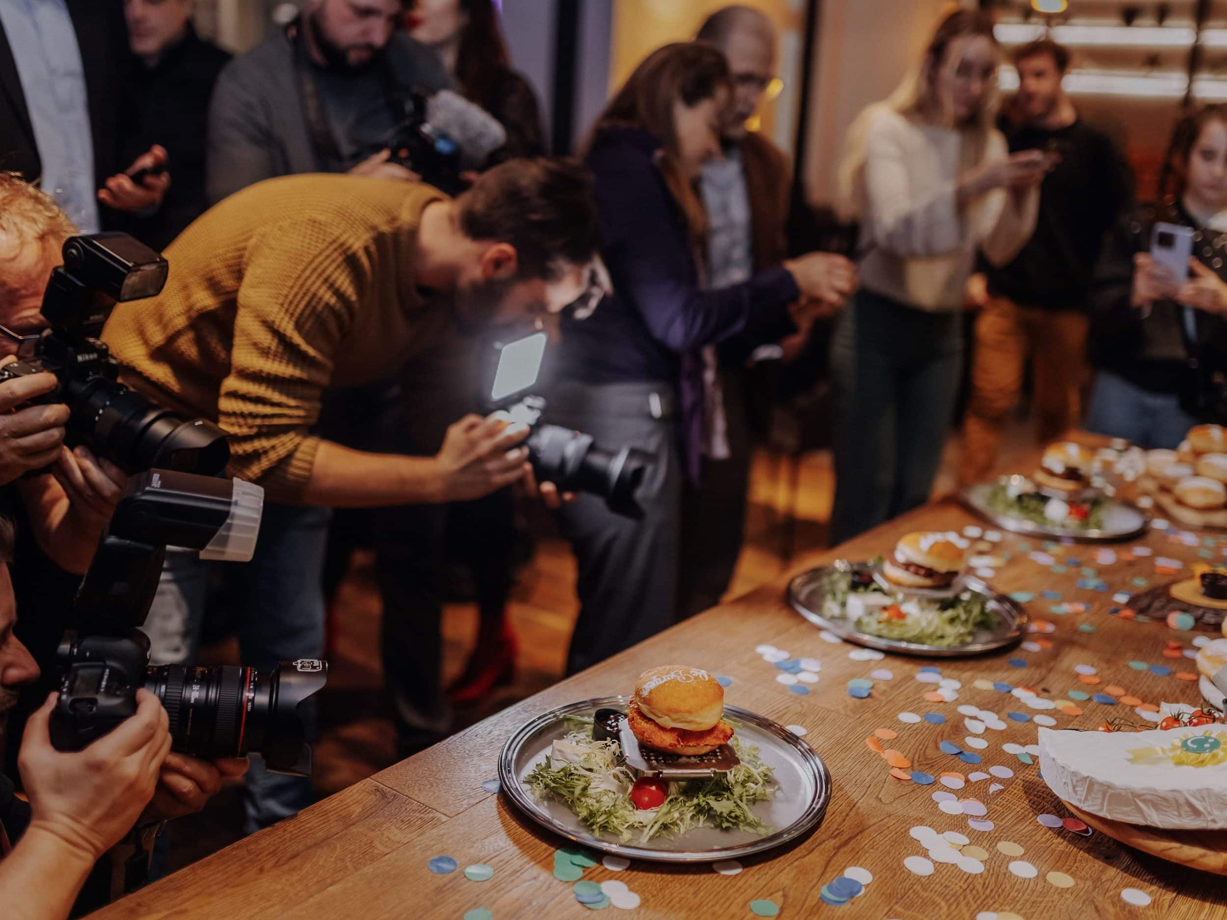 Influencer beim Krapfen-Burger Launch Event in der Mariahilferstraße.