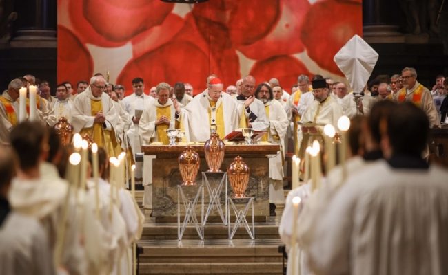 Bei der "Chrisammesse" wird das heilige Öl (Chrisamöl) geweiht. Hier zu sehen im Stephansdom zu Wien 2023.