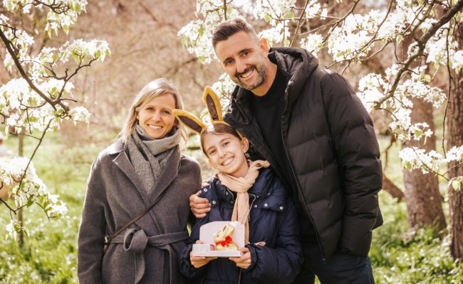 Clemens Doppler mit Frau Bettina Gstöttmaier und Tochter Lilli beim Goldhasenfest 2024 in Wien.