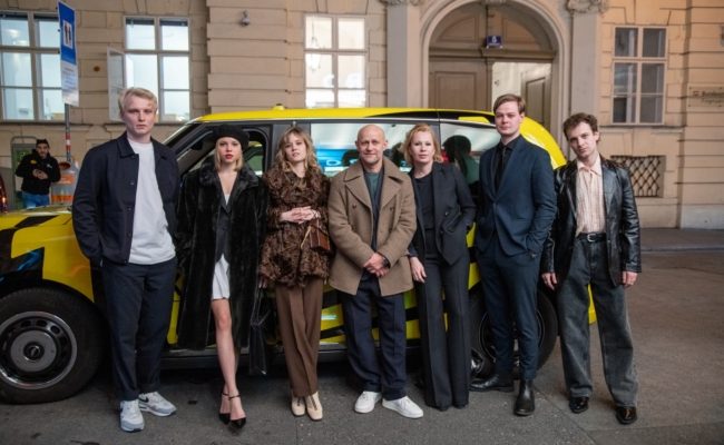 Cast von "Nachts im Paradies" vor dem METRO-Kino in Wien.