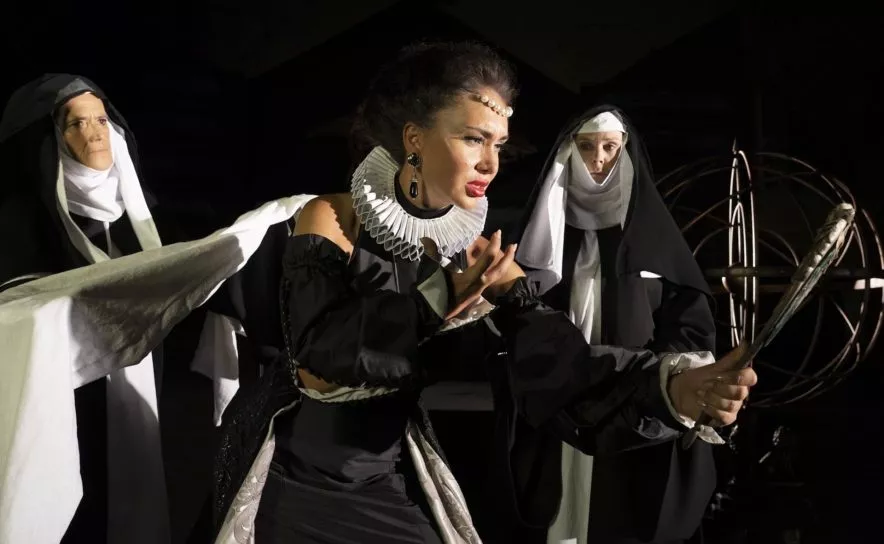 Margarita Gritskova als Eboli in der Oper "Don Carlo" zu sehen im Kaiserhof des Stifts Klosterneuburg 2024.