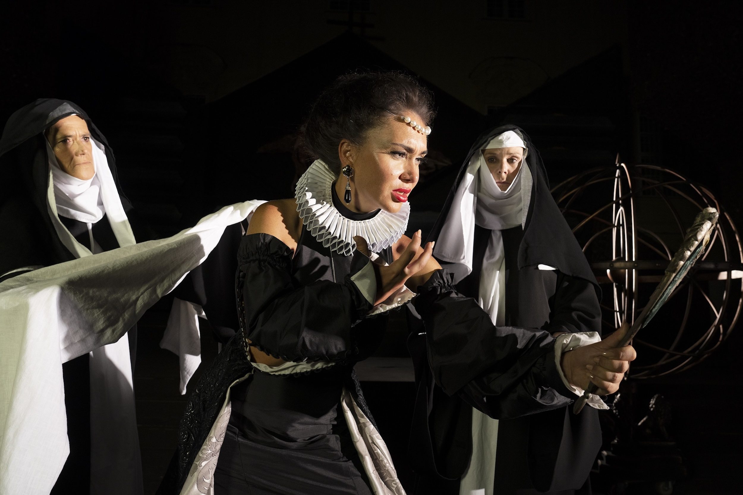 Margarita Gritskova als Eboli in der Oper "Don Carlo" zu sehen im Kaiserhof des Stifts Klosterneuburg 2024.