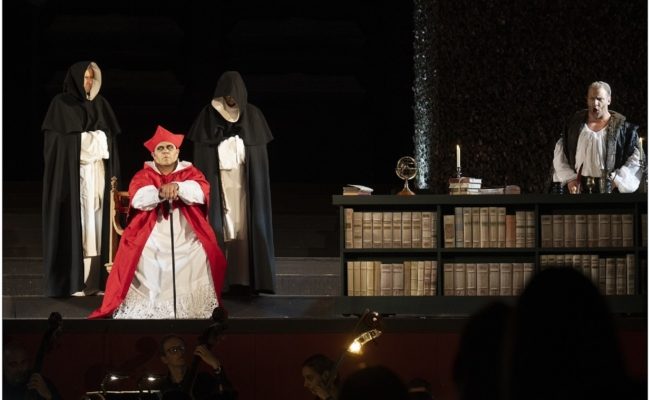 Matheus Franca und Günther Groissböck in Don Carlo in der operklosterneuburg.