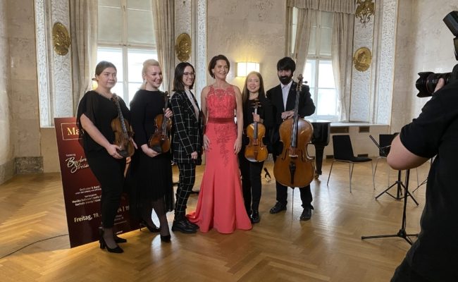 Maya Hakvoort mit Musikern der Jungen Philharmonie Wien beim Probetermin anlässlich ihres Barbra Streisand Konzerts im Wiener Konzerthaus.