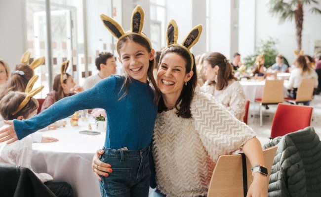 Isabel Zinnagl mit Tochter Alma bei der Goldhasensuche.