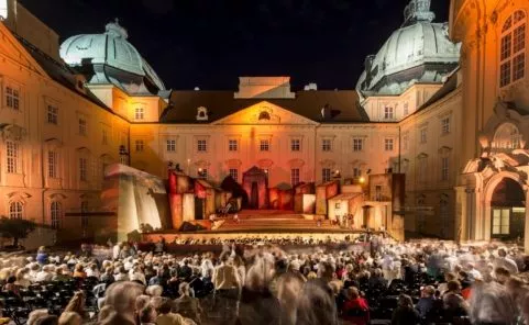 operklosterneuburg lädt zum Open-Air-Opernfestival im Kaiserhof des Stifts Klosterneuburg.