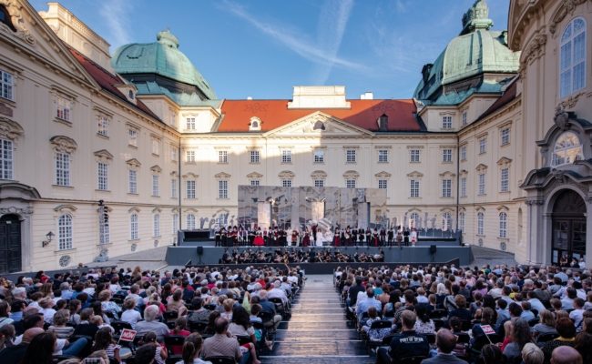 Open-Air Veranstaltung im Kaiserhof des Stifts Klosterneuburg.