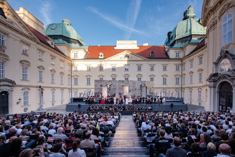 Open-Air Veranstaltung im Kaiserhof des Stifts Klosterneuburg.