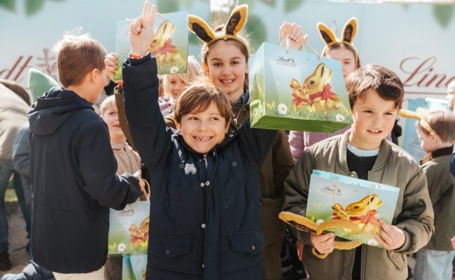 Promis mit Kids beim Goldhasenfest: Leopold Benda (Sohn von Marion Benda) mit Niki und Giorgos (Kinder von Tanja Duhovich.