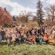 Promis und ihre Kinder nahmen an der Suche beim Lindt Goldhasenfest 2024 in Wien, Schönbrunn teil.