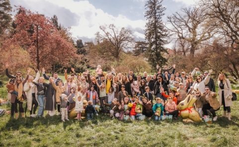 Promis und ihre Kinder nahmen an der Suche beim Lindt Goldhasenfest 2024 in Wien, Schönbrunn teil.