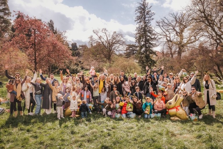 Promis und ihre Kinder nahmen an der Suche beim Lindt Goldhasenfest 2024 in Wien, Schönbrunn teil.