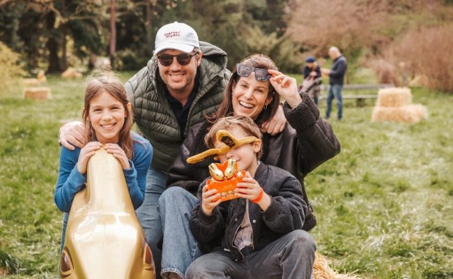 Lukas und Isabel Zinnagl mit Tochter Alma und Sohn Vito beim Goldhasenfest.