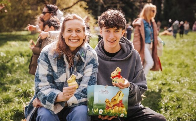 Maxi Blaha mit Sohn Nepumuk beim Goldhasenfest 2024 in Wien.