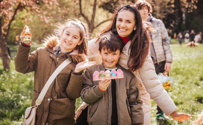 Tanja Duhovich mit Kindern beim Goldhasenfest in Schönbrunn.