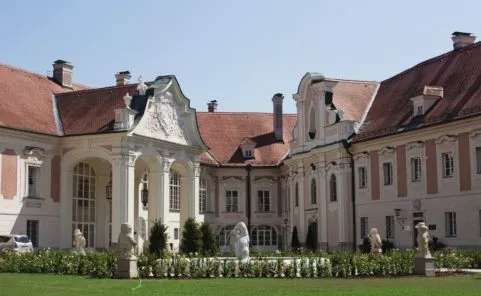 Der Lamberger Schlosshof mit Brunnen in Steyr, Oberösterreich.