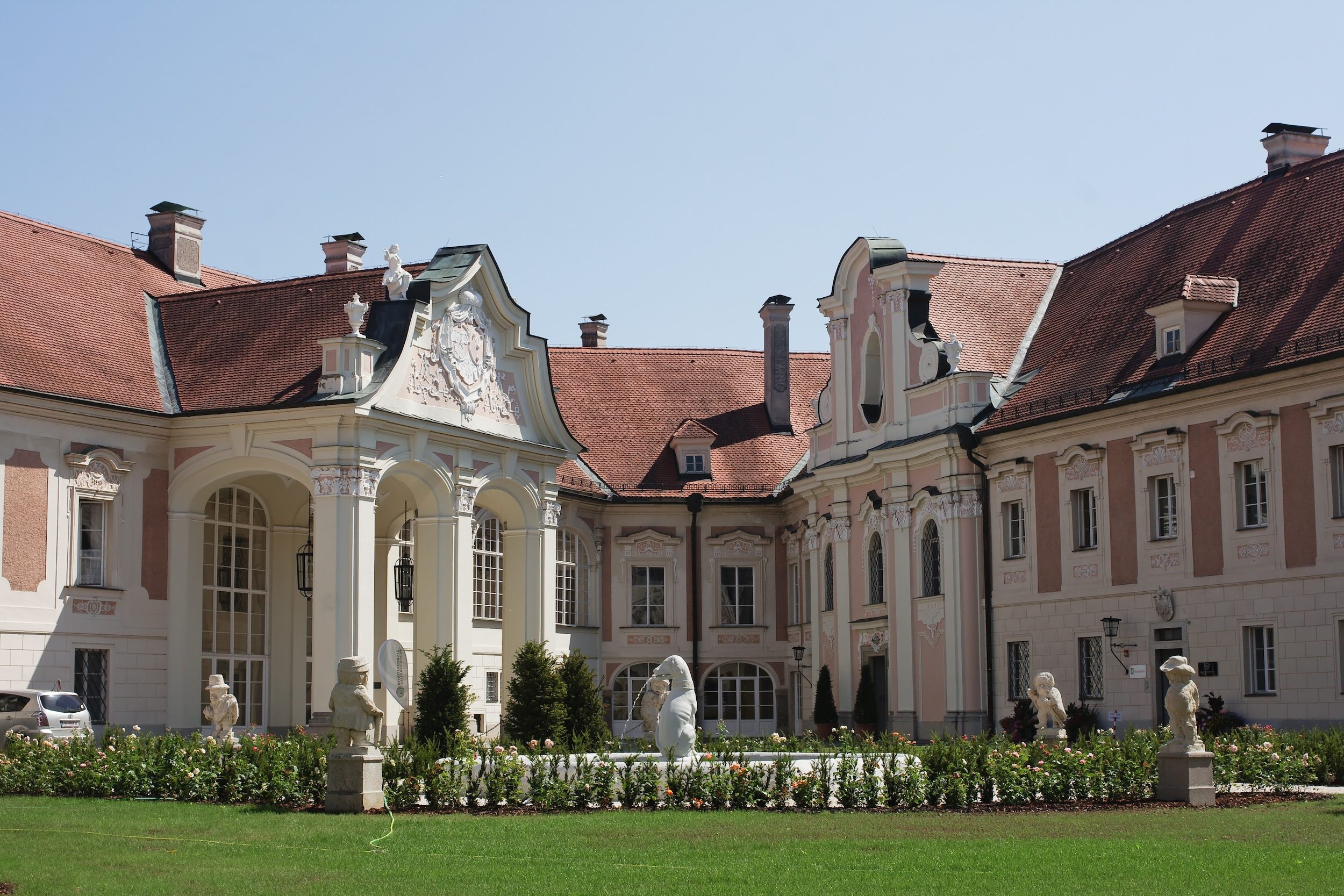 Der Lamberger Schlosshof mit Brunnen in Steyr, Oberösterreich.