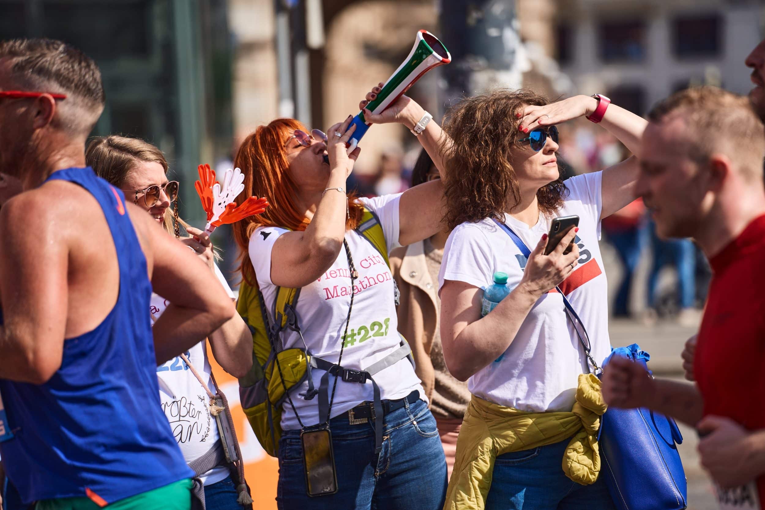 Lautstarke Musik auf der Marathonstrecke in Wien beim Vienna City Marathon am 21. April 2024.