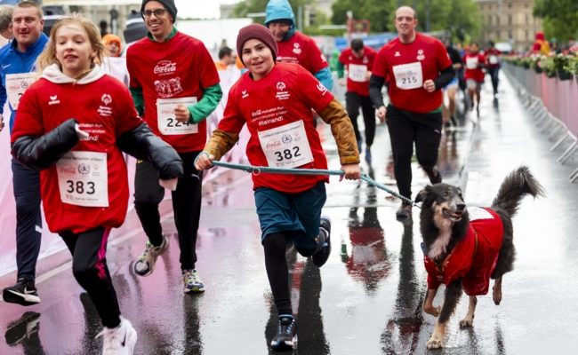 Hunderte Teilnehmer trotz ungünstiger Wetterverhältnisse beim Coca-Cola Inclusion Run 2024.