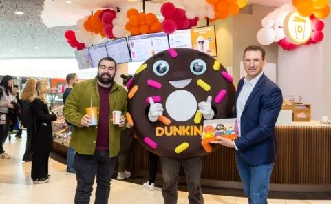 Dunkin’ Donuts Area Sales Manager Mark Kenneth Ortiz mit Wien Mitte Centermanager Florian Richter.