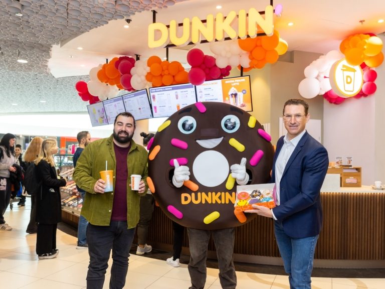 Dunkin’ Donuts Area Sales Manager Mark Kenneth Ortiz mit Wien Mitte Centermanager Florian Richter.