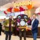 Dunkin’ Donuts Area Sales Manager Mark Kenneth Ortiz mit Wien Mitte Centermanager Florian Richter.