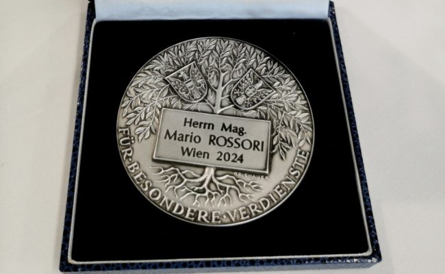 Silberne Ehrenmedaille der WKÖ für Mario Rossori.