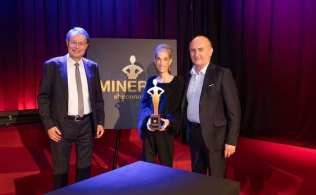 Minerva Award für „Nussyy“-Gründerin Carina Rahimi. Im Bild Gerhard Drexel, Carina und Ali Rahimi.