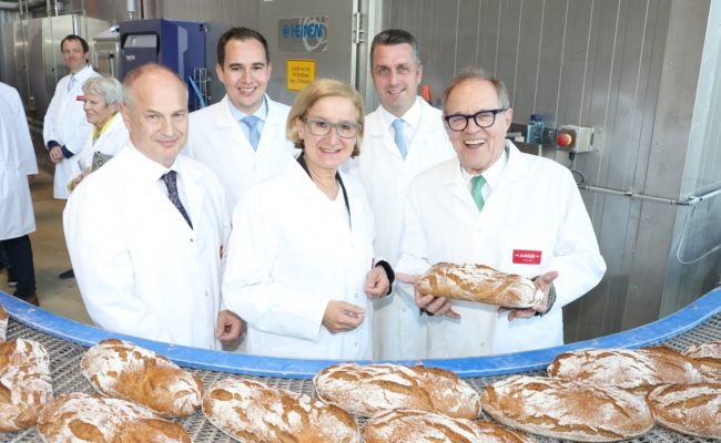 Landeshauptfrau Johanna Mikl-Leitner beim Besuch der neuen Großbäckerei von Ankerbrot in Lichtenwörth.