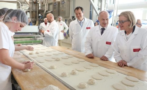 Landeshauptfrau Johanna Mikl-Leitner beim Besuch der neuen Großbäckerei von Ankerbrot in Lichtenwörth.
