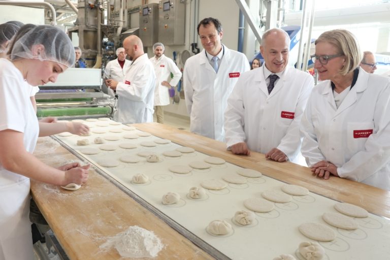 Landeshauptfrau Johanna Mikl-Leitner beim Besuch der neuen Großbäckerei von Ankerbrot in Lichtenwörth.