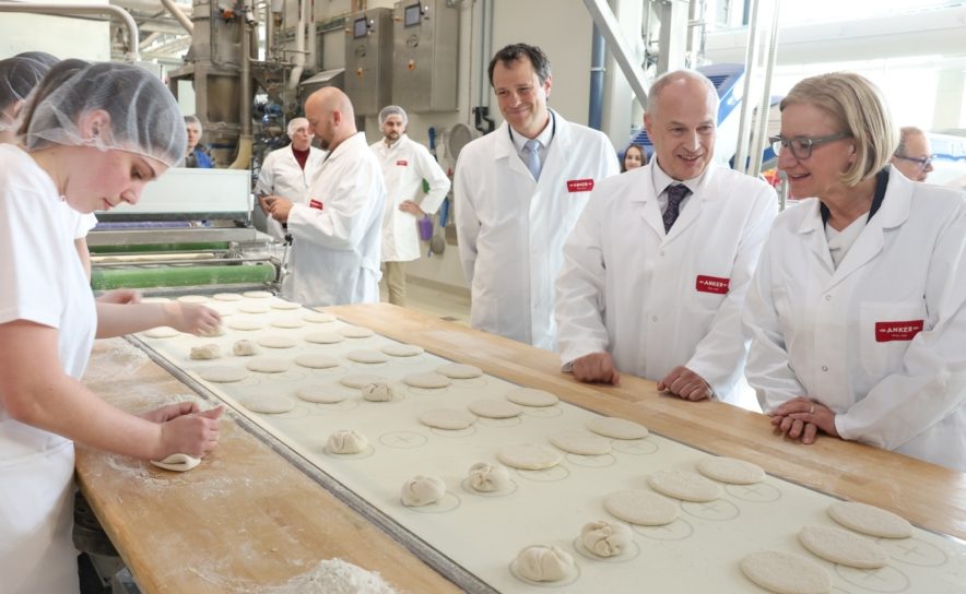 Landeshauptfrau Johanna Mikl-Leitner beim Besuch der neuen Großbäckerei von Ankerbrot in Lichtenwörth.