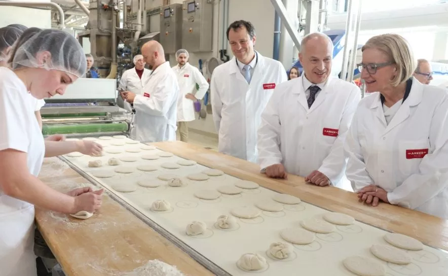 Landeshauptfrau Johanna Mikl-Leitner beim Besuch der neuen Großbäckerei von Ankerbrot in Lichtenwörth.