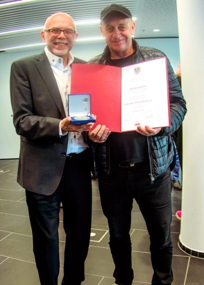 Alf Poier gratuliert Mario Rossori zur Ehrenmedaille der WKÖ.