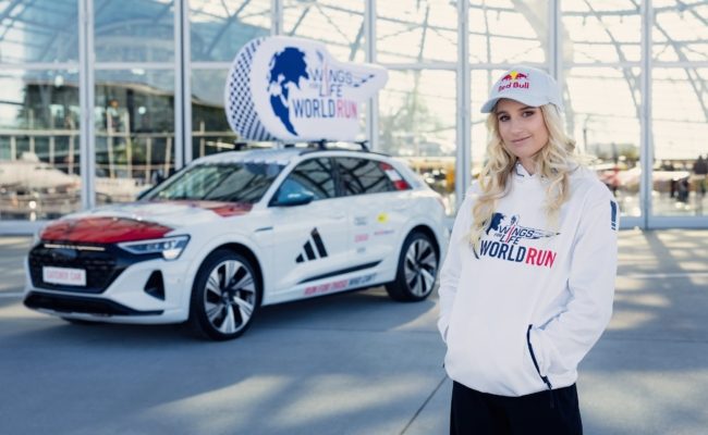 Anna Gasser begleitet den Wings for Life World Run in Wien im Catcher Car.