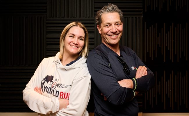 Gabi Hiller and Gregor Bloéb feuern via App die Teilnehmer am Wings For Life World Run an.