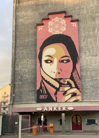 Mural "Commanda" (2013) an der Anker Brotfabrik von Obey.