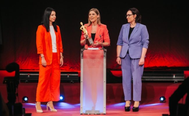 Manuela Kaiser, Julia Pfneißl-Mauritz und Kornelia Diemusch (Futurelink) gewannen in der Kategorie Community einen Minerva Awards 2024.